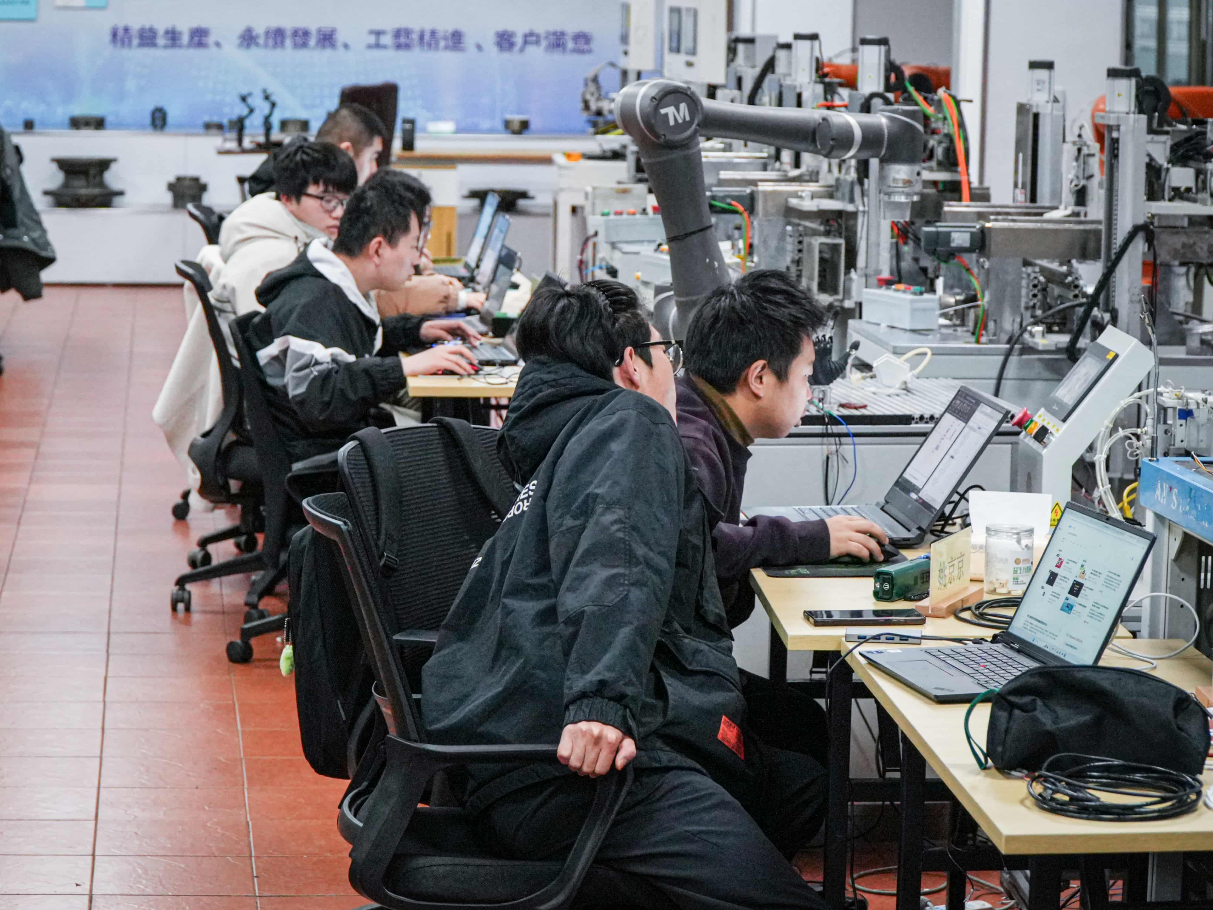 第五阶段:中大型 PLC 项目实训课①+ 工业机器人